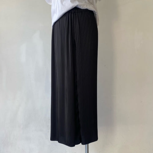 プリーツパンツ