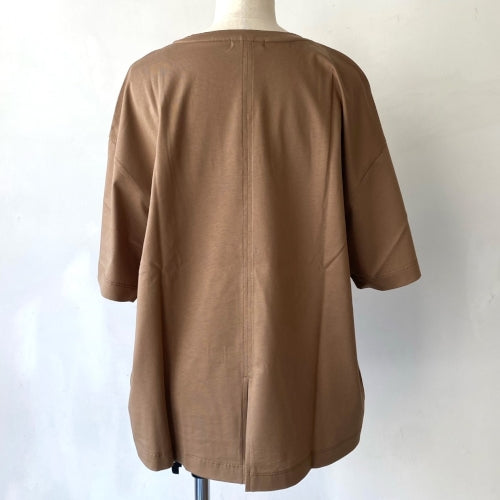 エンボスロゴTシャツ