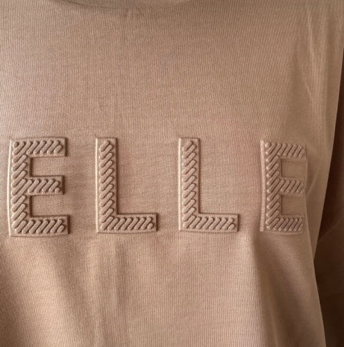 エンボスロゴTシャツ