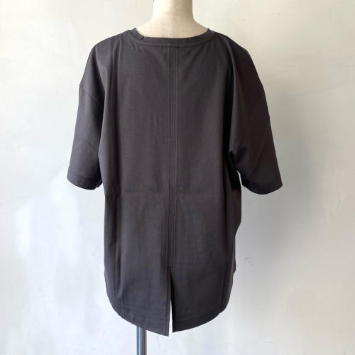 エンボスロゴTシャツ