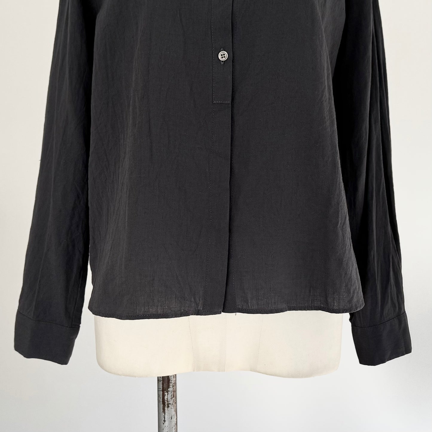 スタンドカラーコンパクトブラウス