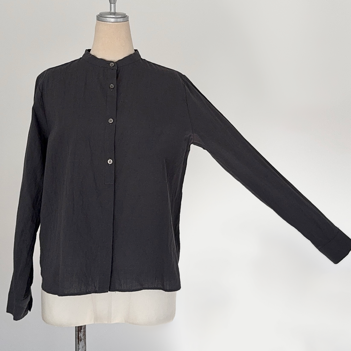 スタンドカラーコンパクトブラウス