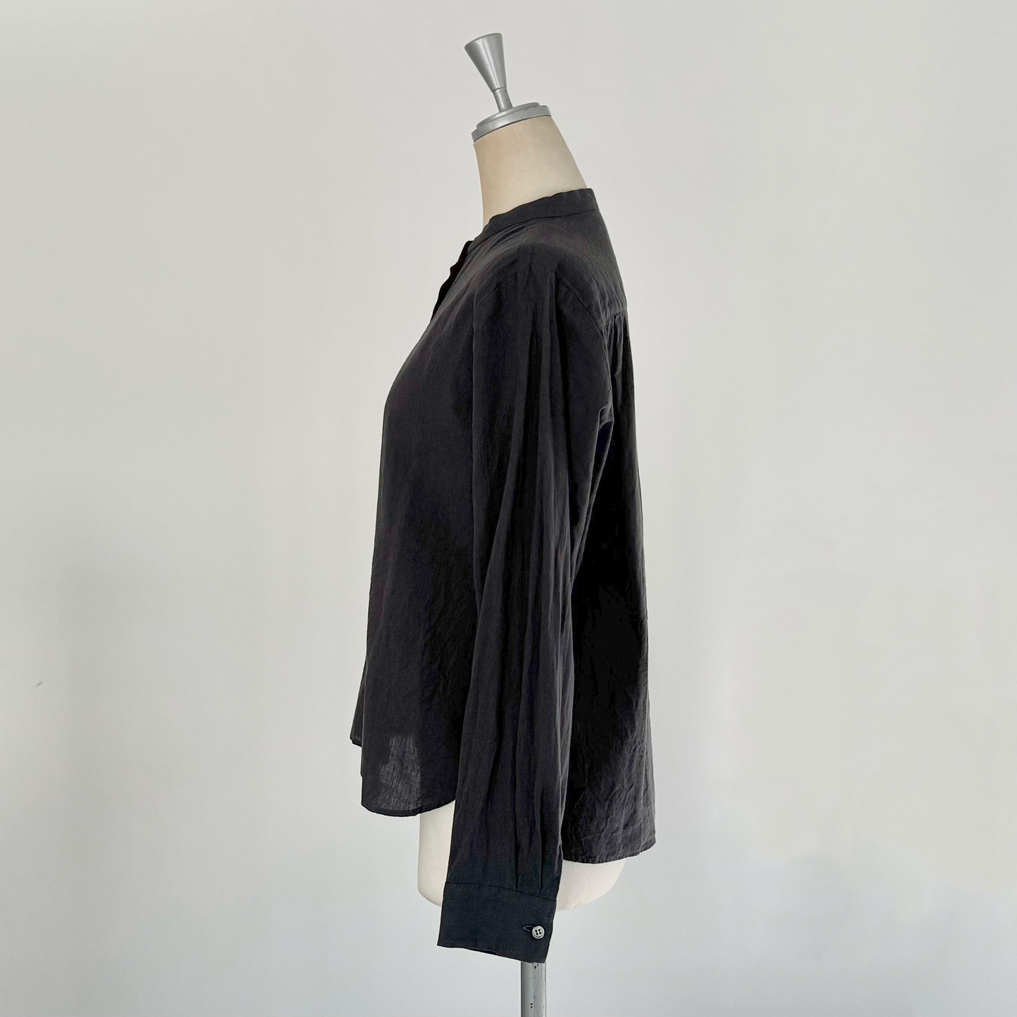 スタンドカラーコンパクトブラウス